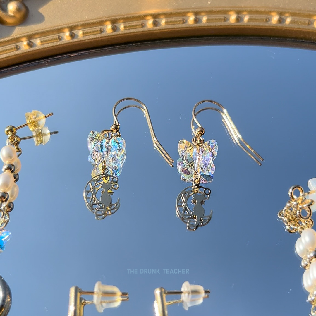 CAT ON MOON BUTTERFLY EARRINGS 鏤空月上小貓蝴蝶耳環