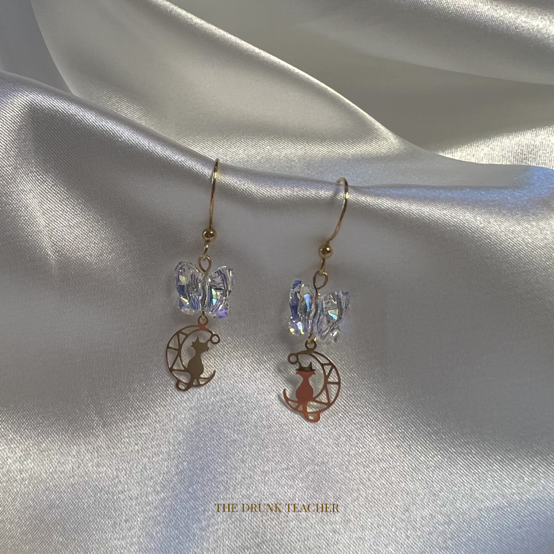 CAT ON MOON BUTTERFLY EARRINGS 鏤空月上小貓蝴蝶耳環